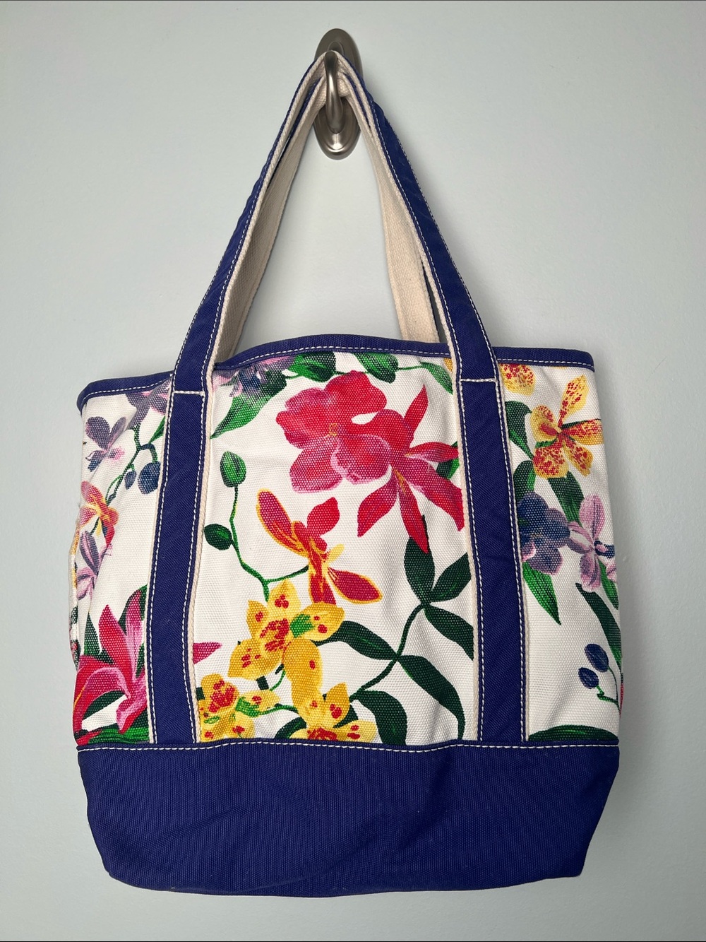 Land’s End Floral Canvas Tote Bag with Navy Trim. Lots of storage.